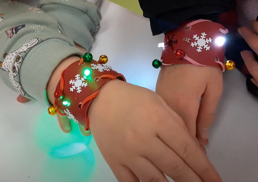 Create a magic holiday bracelet with Décode le code | Kirkland